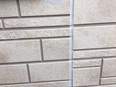 外壁塗装工事のシーリング作業の様子