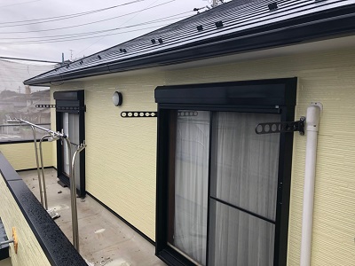 外壁塗装工事の本材塗装の様子