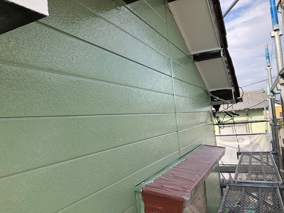 アルミサイディングの外壁の中塗り作業の様子