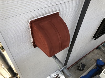 外壁塗装工事の下塗りの様子