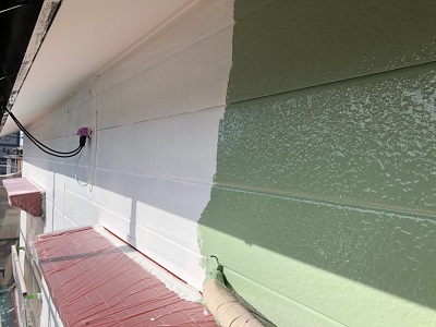 アルミサイディングの外壁の中塗り作業の様子