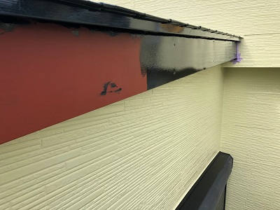 外壁塗装工事の下塗りの様子