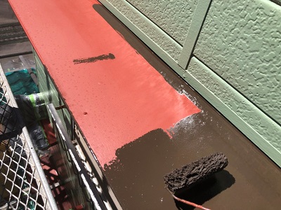 アルミサイディングの外壁の中塗り作業の様子