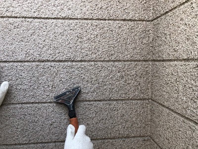 セラミック塗装外壁の施工前の外壁清掃の様子