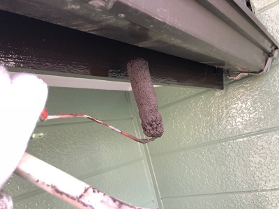 アルミサイディングの外壁の本塗り作業の様子