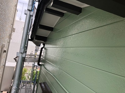 アルミサイディングの外壁の本塗り作業の様子