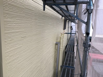 外壁塗装工事の本材塗装の様子