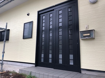 外壁塗装工事の本材塗装の様子