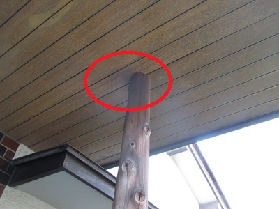 天井に雨染みができてしまっている玄関ポーチ