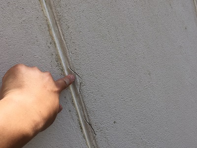 コーキングの劣化でクラックした外壁