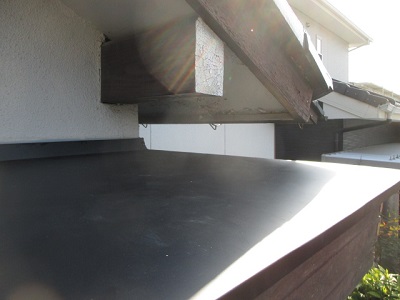 玄関ポーチに鋼板張りました