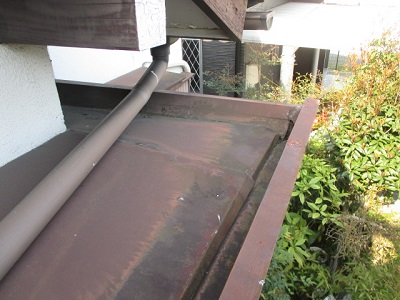 玄関ポーチの重ね葺き工事のビフォー写真