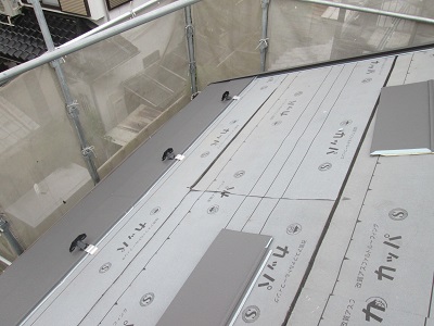 ガルテクトを貼る施工中の屋根