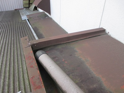 玄関ポーチの重ね葺き工事のビフォー写真