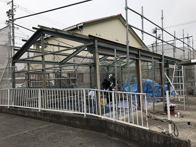 屋根・外壁撤去後の鉄骨