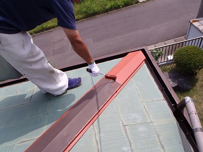 スレートに塗装の施工の様子