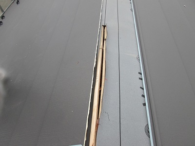 施工中の棟板金