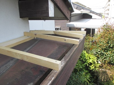 屋根の上から見てみると、経年劣化によって所々板金が歪んでおり、雨水が浸入しやすくなっていることが分かります。 本来であれば、その下にある防水シートが雨水の浸入を防いでくれるのですが、このお家では防水シートに穴が空いてしまう等の理由で天井まで届いてしまったようです。 防水シートといっても雨水の浸入が多ければその分防水シートは傷みやすくなってしまいます。 雨漏れを直す工事は、屋根を取り換える葺き替え工事や、屋根の上にもう一つ屋根を乗せる重ね葺き工事があります。 重ね葺き工事の方が既存の屋根の撤去等をしなくても良いので安価ではありますが、屋根が重くなってしまうというデメリットもあります。 今回は施主様が高齢な事もあり、安価に解決したいとの事だったので、重ね葺き工事を施工させていただきました。