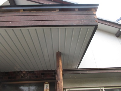 玄関ポーチの天井に板金でカバー