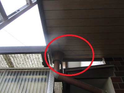 天井に雨染みができてしまっている玄関ポーチ