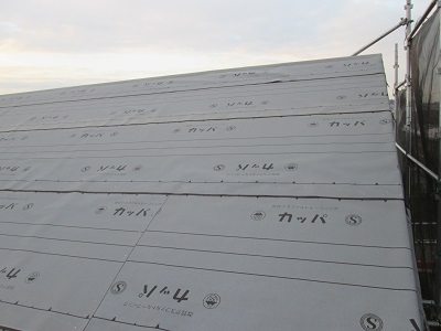 防水シートを新しく貼ります。