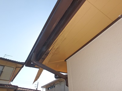 めくれている軒天