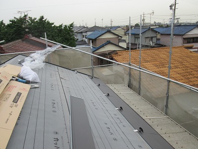 ガルテクトを貼っている最中の屋根