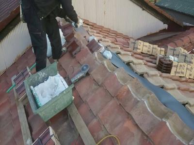 防水シートを引き高さを調整