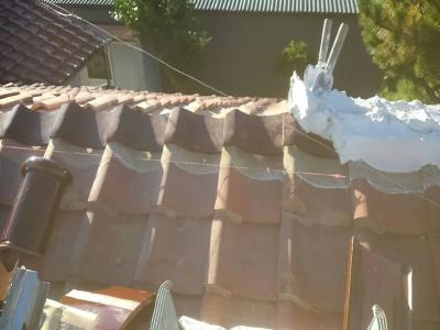 天辺の地瓦にシルガードを乗せる