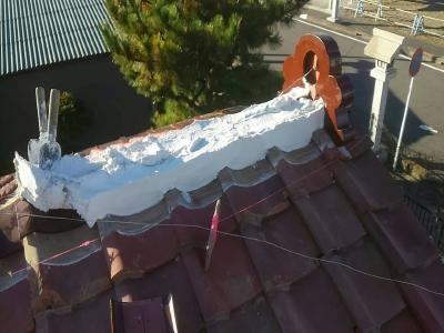 天辺の地瓦にシルガードを乗せる