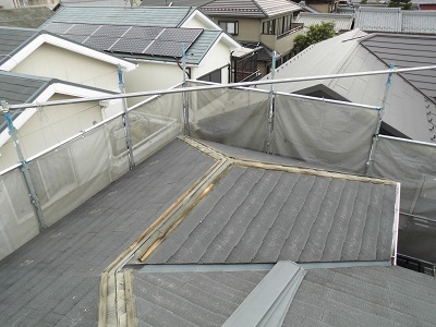 屋根カバー工事の棟を解体の様子