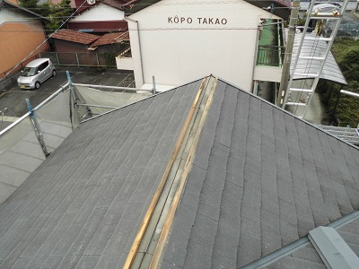 屋根カバー工事の棟を解体の様子