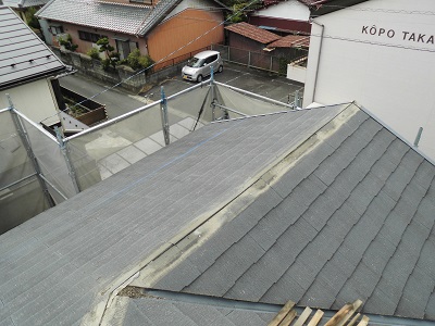 屋根カバー工事の棟を解体の様子