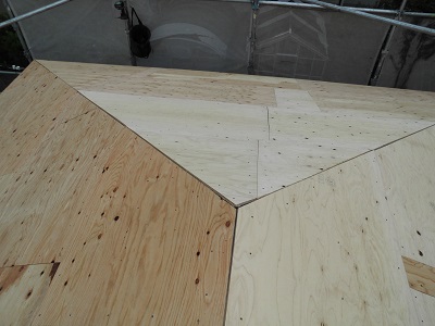 屋根カバー工事のコンパネの様子