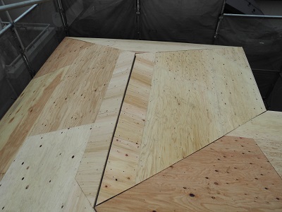 屋根カバー工事のコンパネの様子