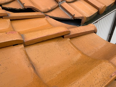 瓦がズレてしまい、隙間ができた瓦