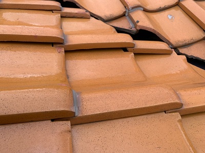 瓦がズレてしまい、隙間ができた瓦