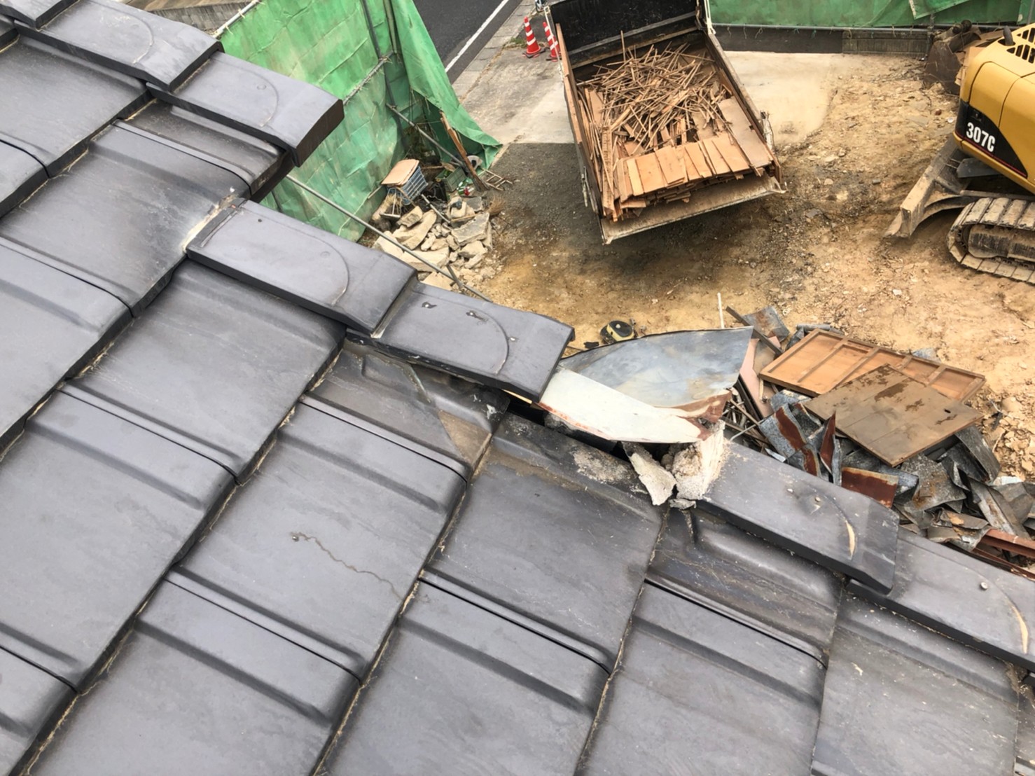 破損してしまっている平板瓦