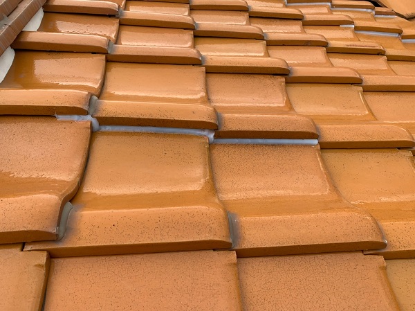 隙間や飛散しやすい瓦を固定した状態