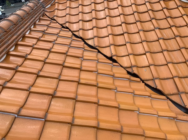 隙間や飛散しやすい瓦を固定した状態