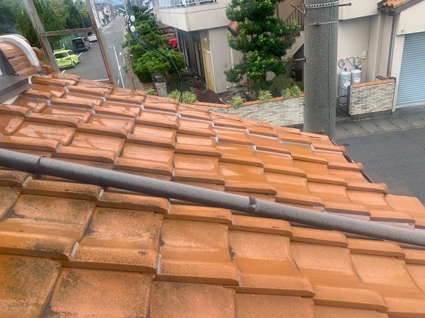 隙間や飛散しやすい瓦を固定した状態