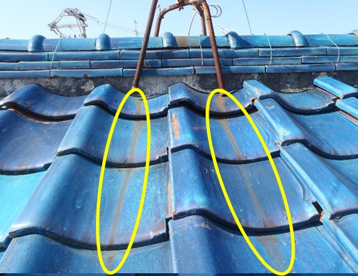 アンテナの錆が瓦に付着