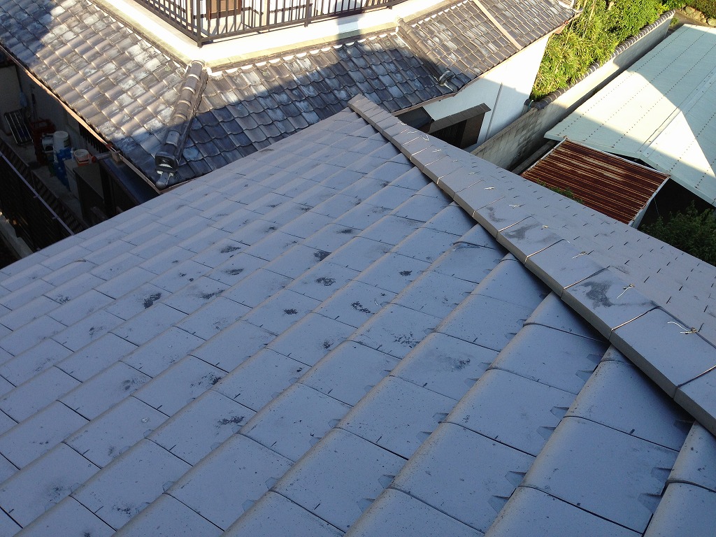 棟瓦もビスでなく銅線縛り