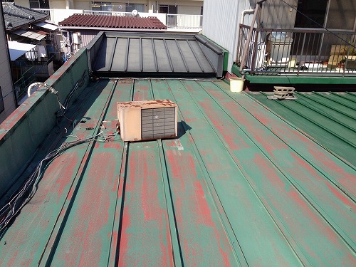 瓦棒上故障室外機