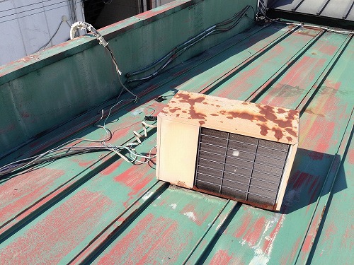 故障した室外機