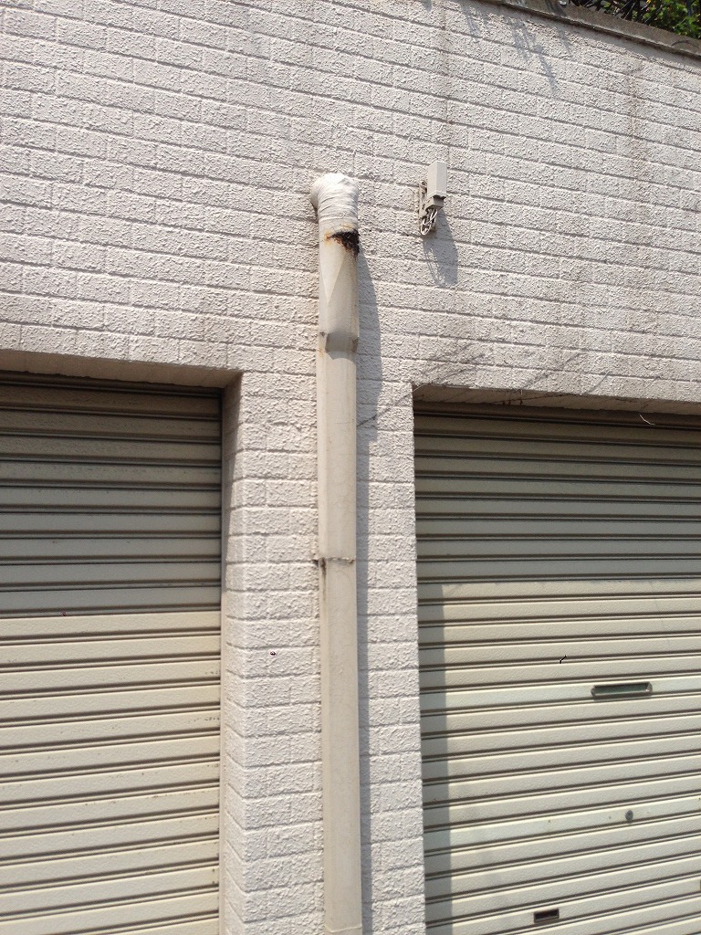 壁面からでているパイプ管