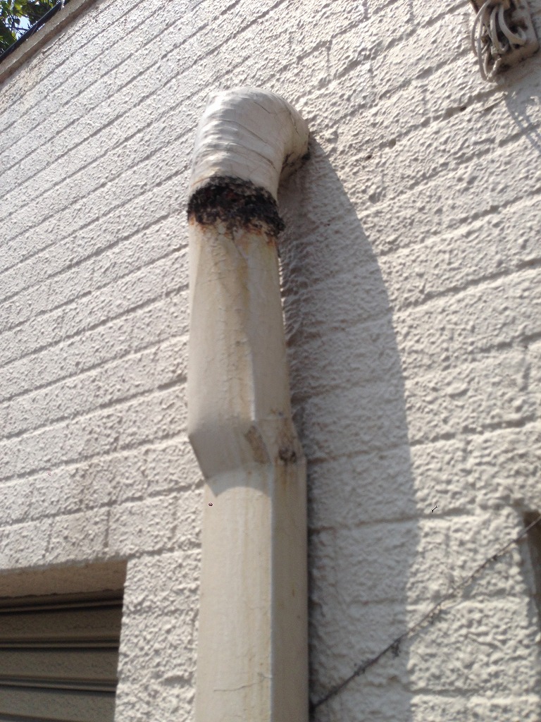 パイプの曲がり部分が錆びて穴が開いてます。