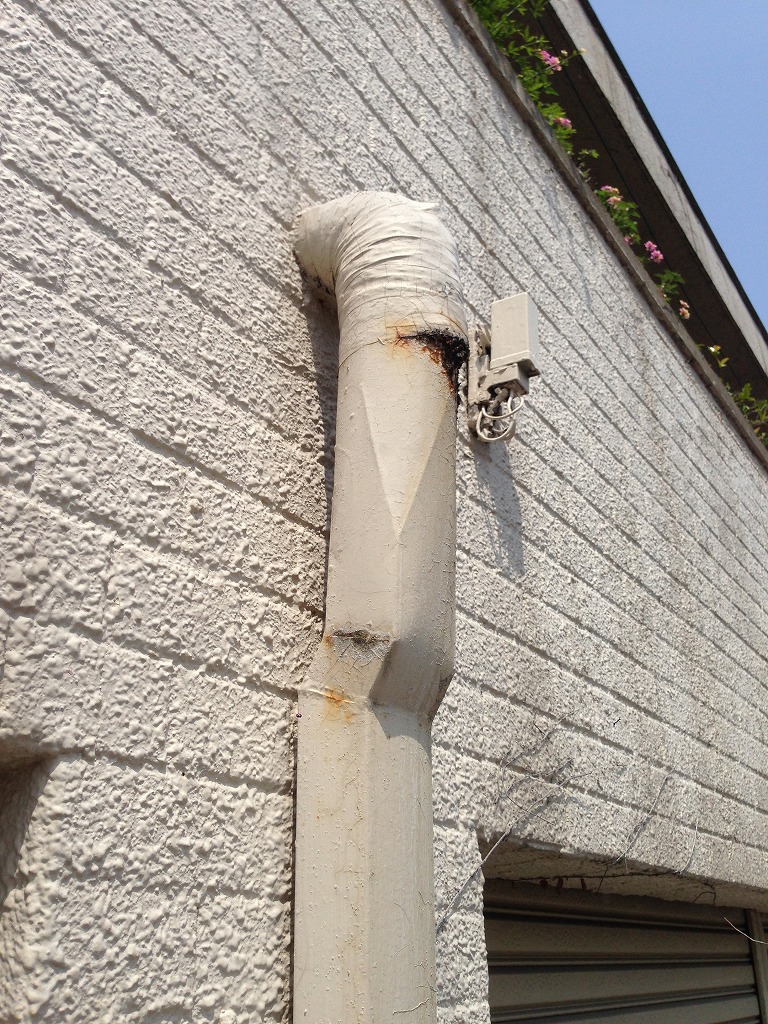 パイプ管の曲がり部分に穴が開いてます。