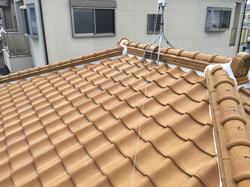 和型釉薬瓦の寄棟屋根