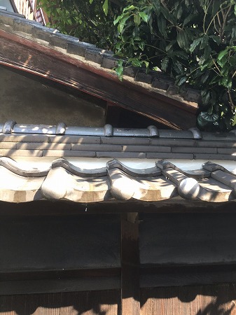 面戸漆喰の傷んでいたところも塗り直します。